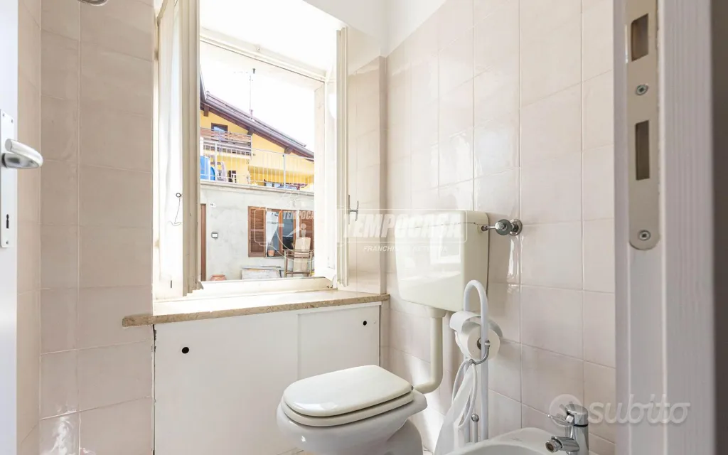 Salles de bain - Duplex with Commercial Space in Oggiono