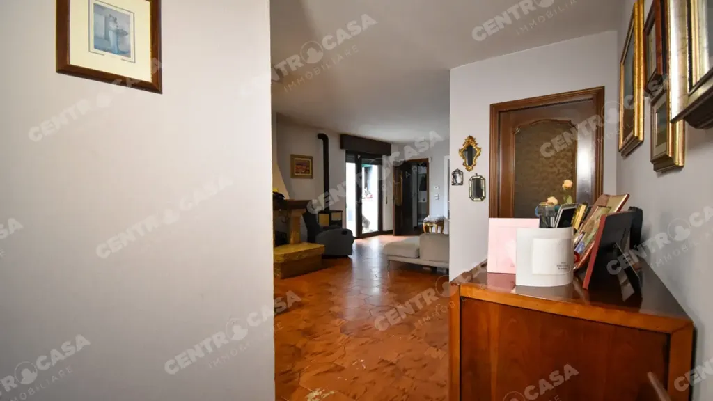 Entrée - Independent House with Large Storage in Legnago