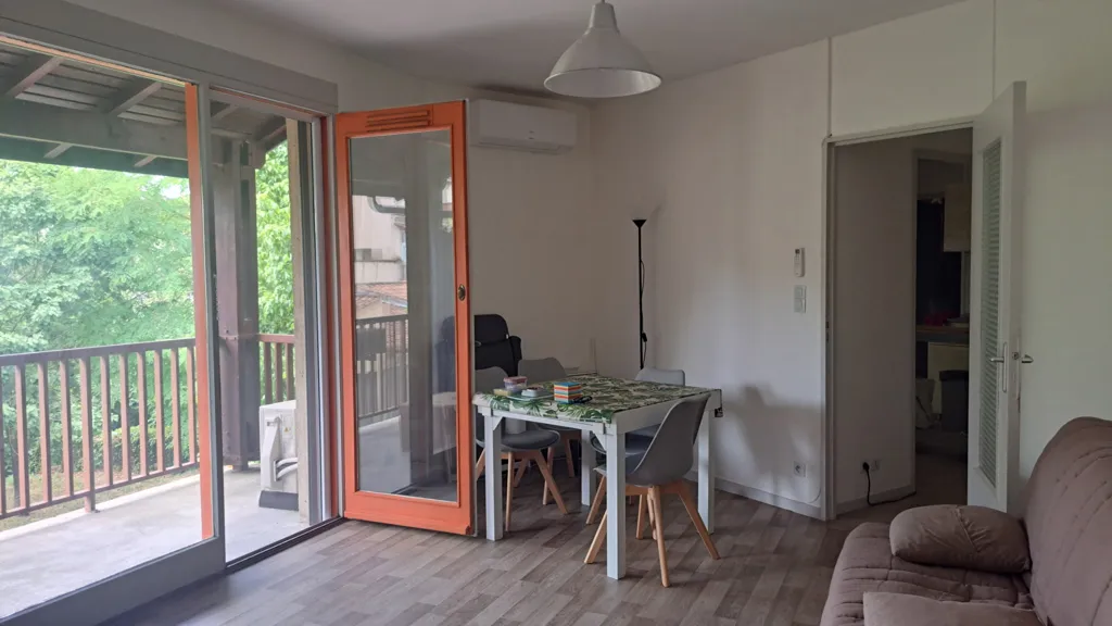 Séjour - Appartement Rénové avec Balcon et Vue sur la Nature à Proximité du Centre