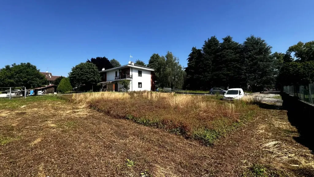 Aed - Villa with Edificabile Potential in Bernareggio