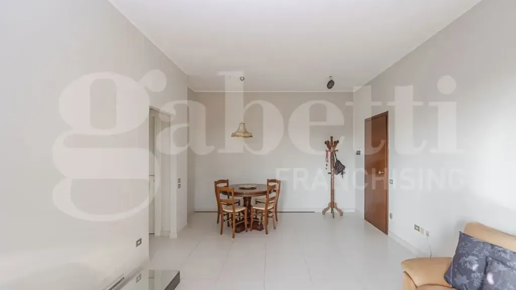 Séjour - Modernised Apartment with Balcony in Monza