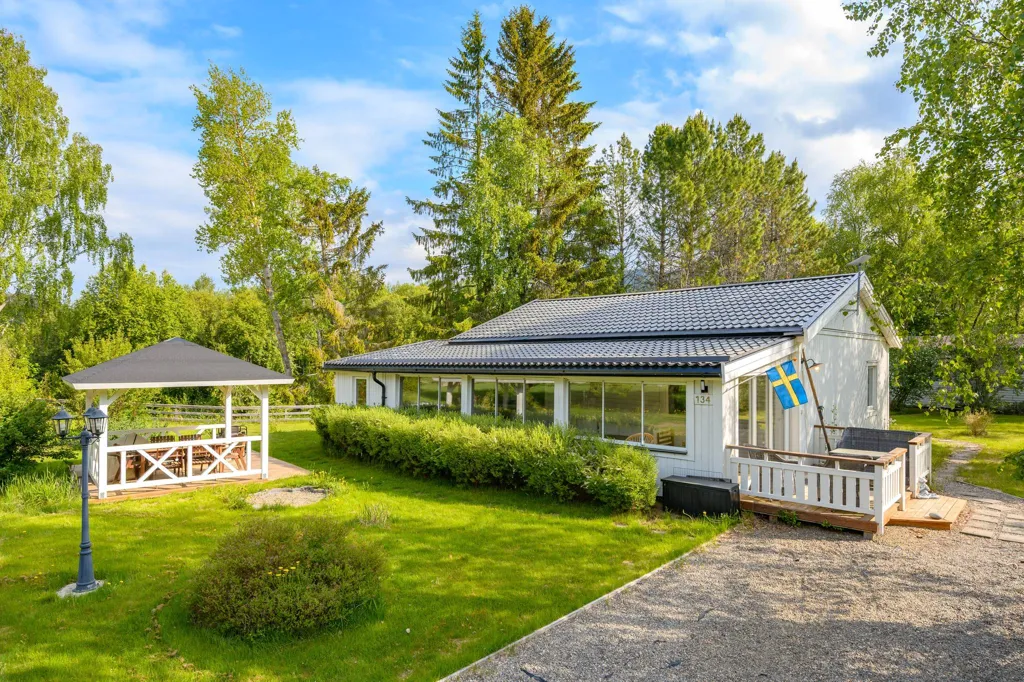 Välivaade - Charming Villa by the Stream in Björkom