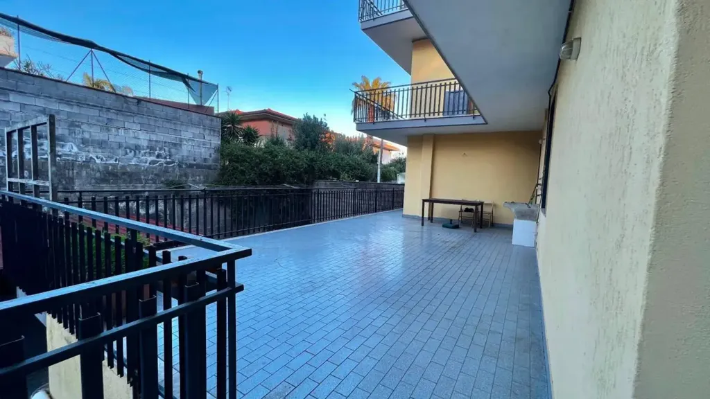 Rõdu - Apartment with Terrace in Central Mascali