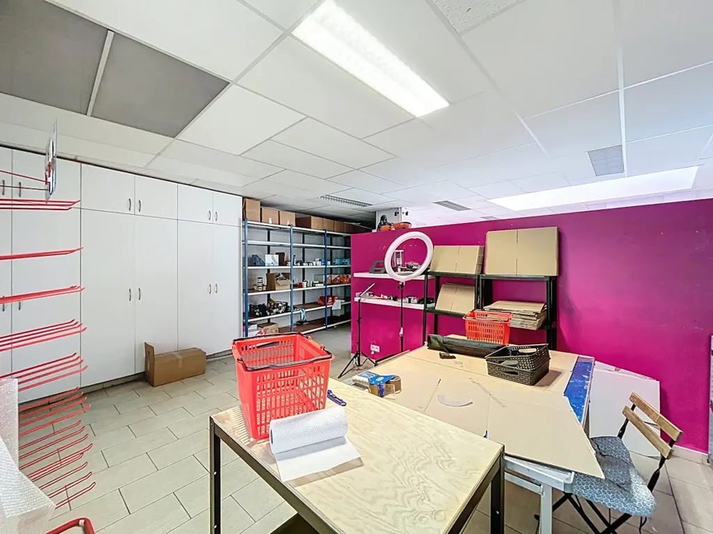 Kabinet - Commercial Space with Large Frontage in Brussels
