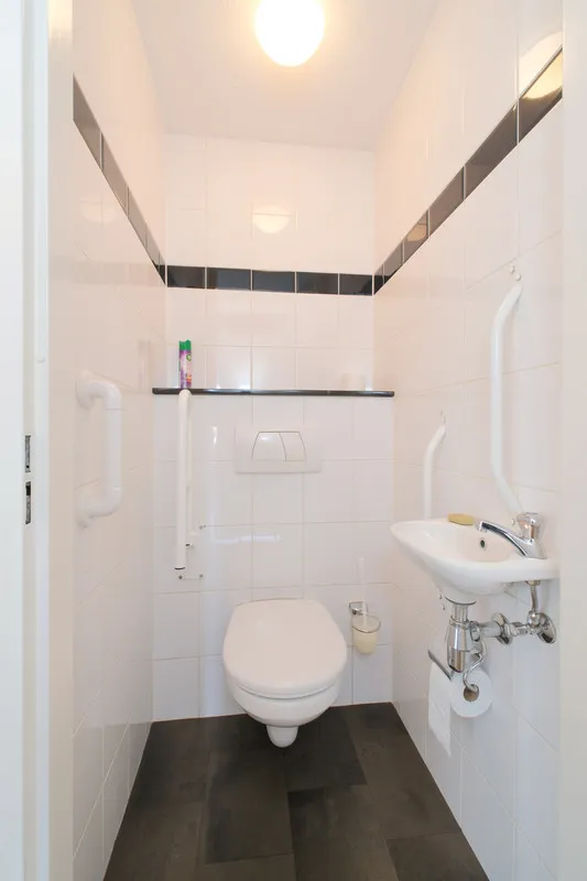 Salles de bain - Waterfront Flat with Dual Views in Almelo