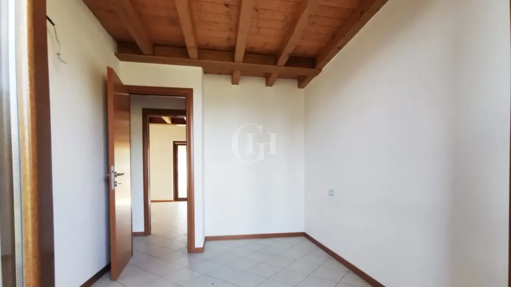 Esik - Trilocale with Pool View on Lake Garda