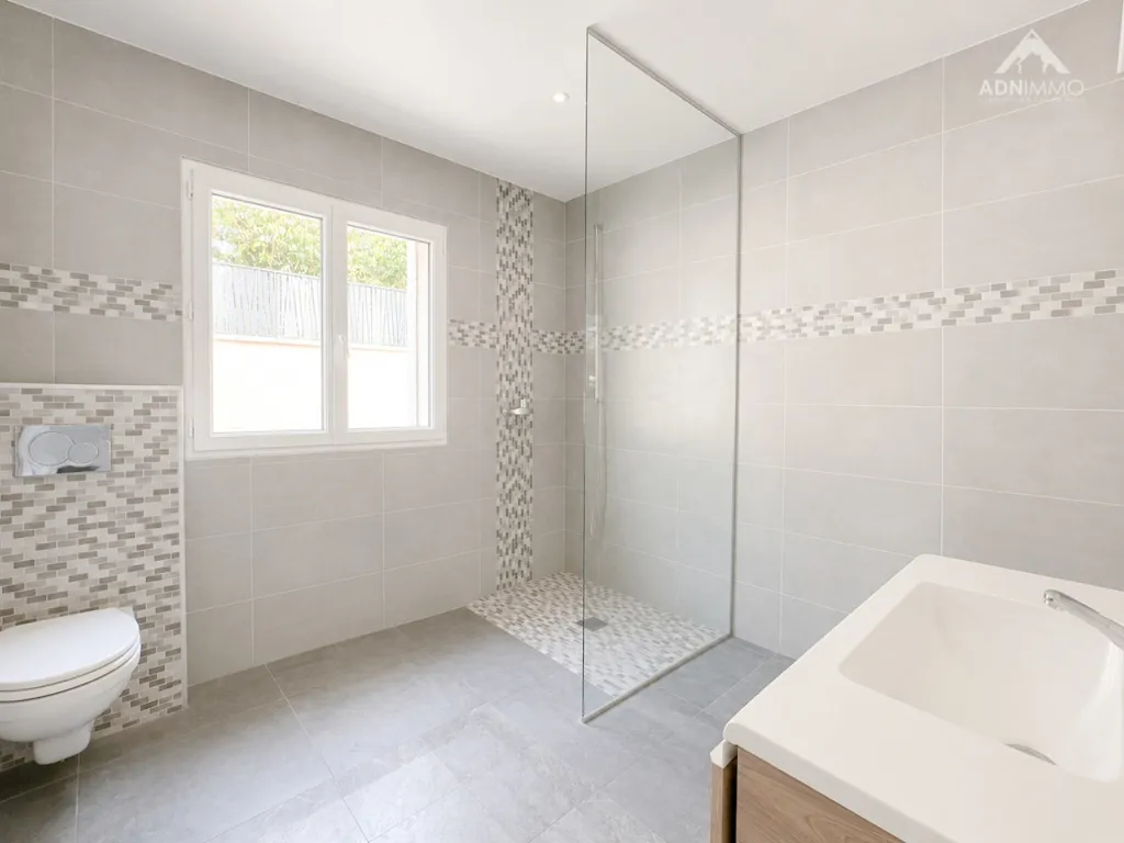 Bathrooms - 6-Bedroom House with Pool in Challex
