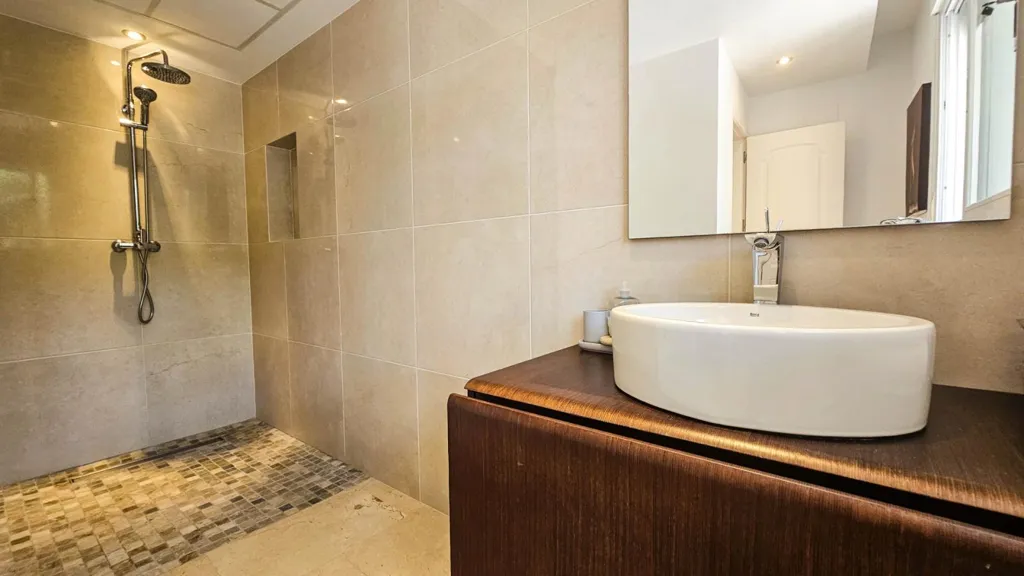 Salles de bain - Refurbished Semi-Detached with Pool in La Duquesa