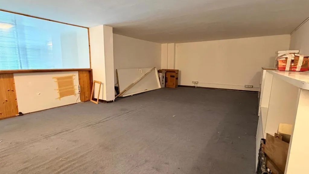 Pièces - Commercial Space with Private Parking in Turin
