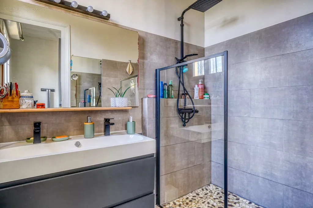 Vannitoad - City Centre Apartment with Balconet in La Teste-de-Buch