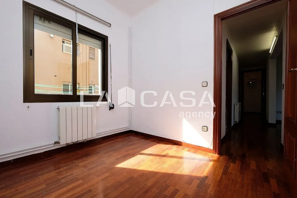 Toad - East-West Oriented Flat near Passeig Maragall