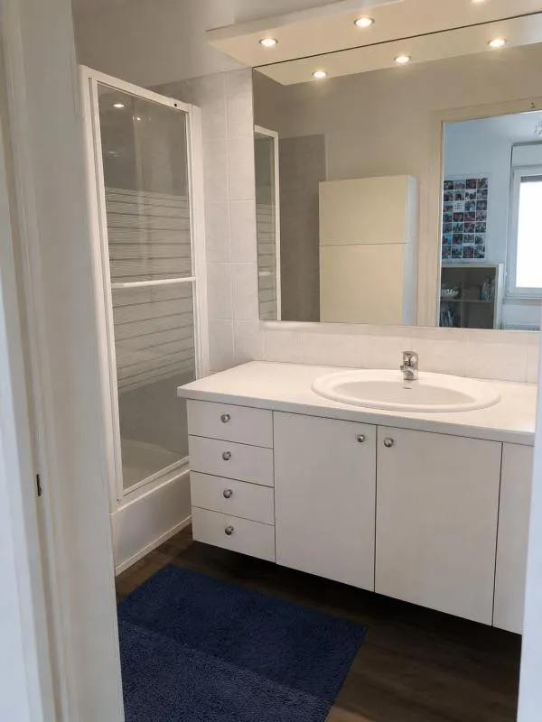 Vannitoad - Well-Maintained 3-Bed Flat with Balconies in Central Location