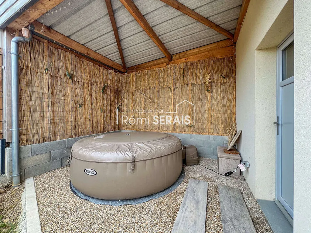Terrasse - Maison Récemment Construite avec Terrasse à Domfront