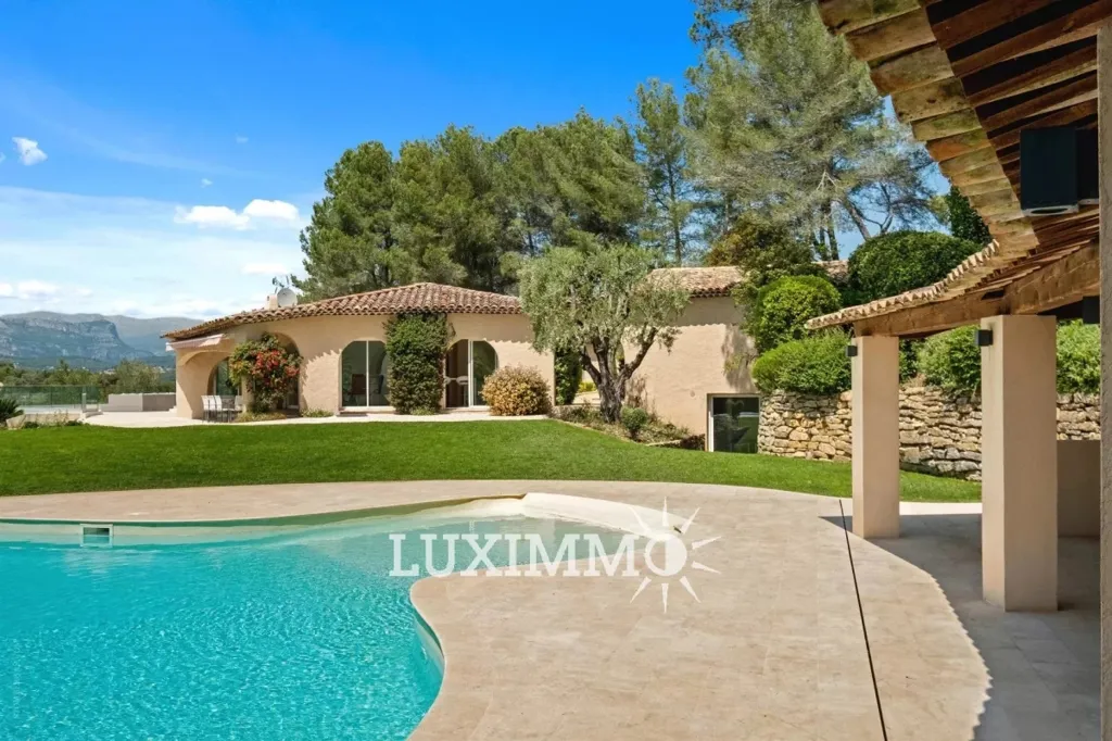 Piscine - Villa avec Vue Panoramique à Mougins