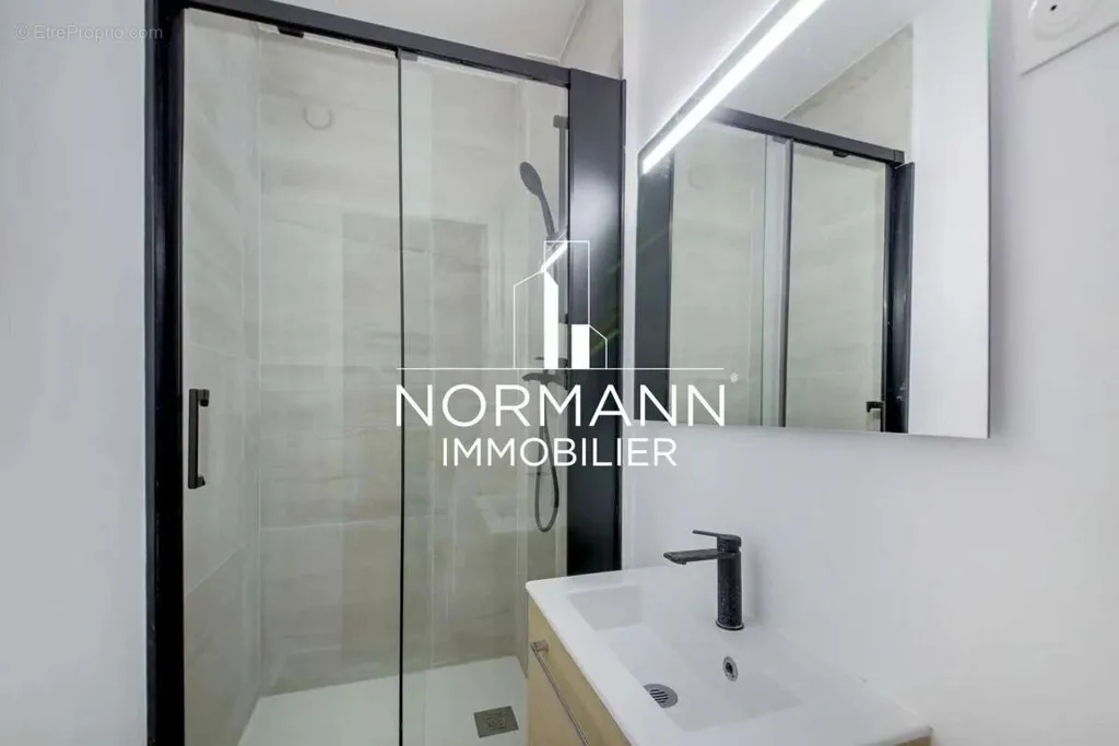 Vannitoad - Renovated 2-Bed Flat in Paris 15
