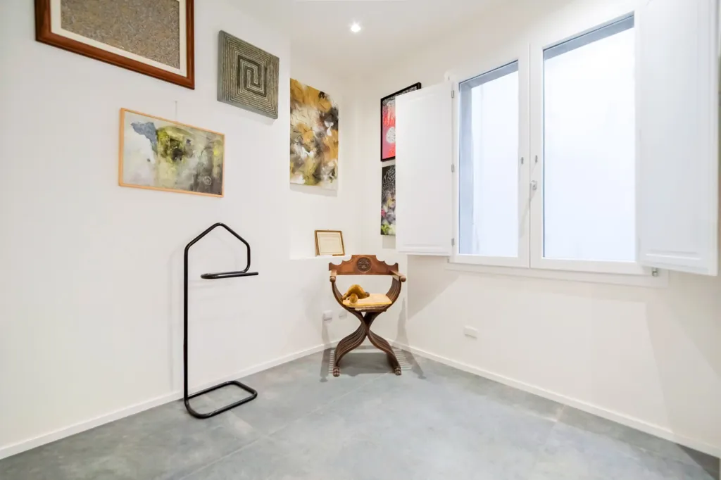Bureau - Rustic Apartment with Historic View in Florence