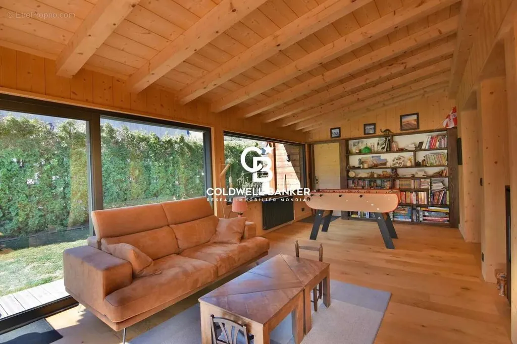 Elutuba - Mixed-Use Property with South-Facing View in Les Houches