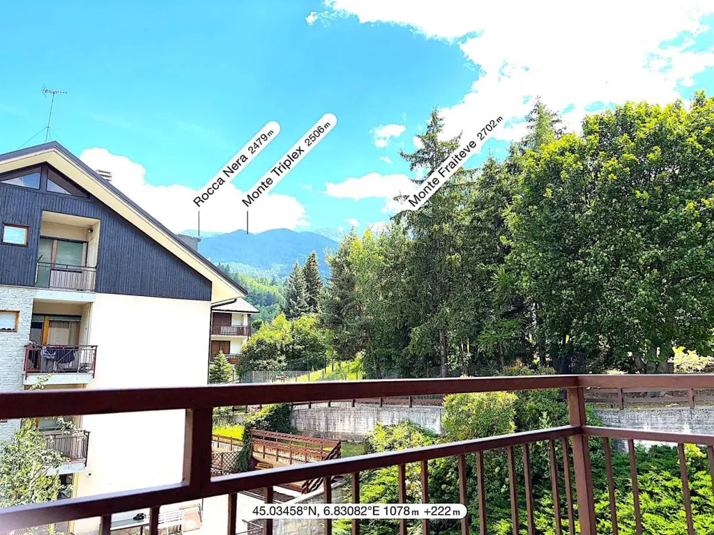 Rõdu - Three-bedroom Apartment with Balcony in Oulx