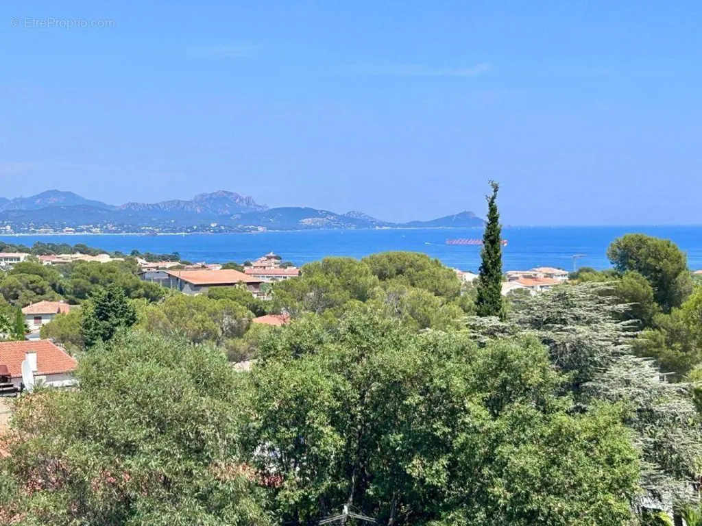 Spacious 2-Bedroom with Sea View in Saint-Aygulf