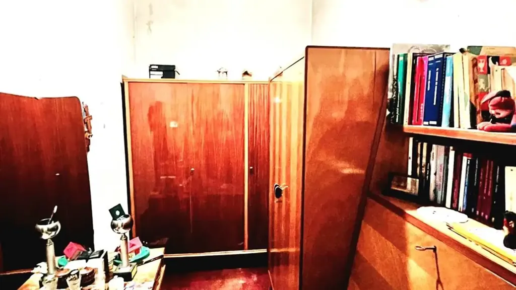 Bureau - Five-Bedroom Apartment with Terrace in Lastra a Signa