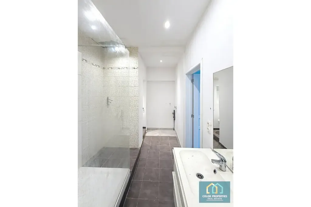 Salles de bain - Appartement à Rénover avec Jardins Intérieurs à Ganshoren