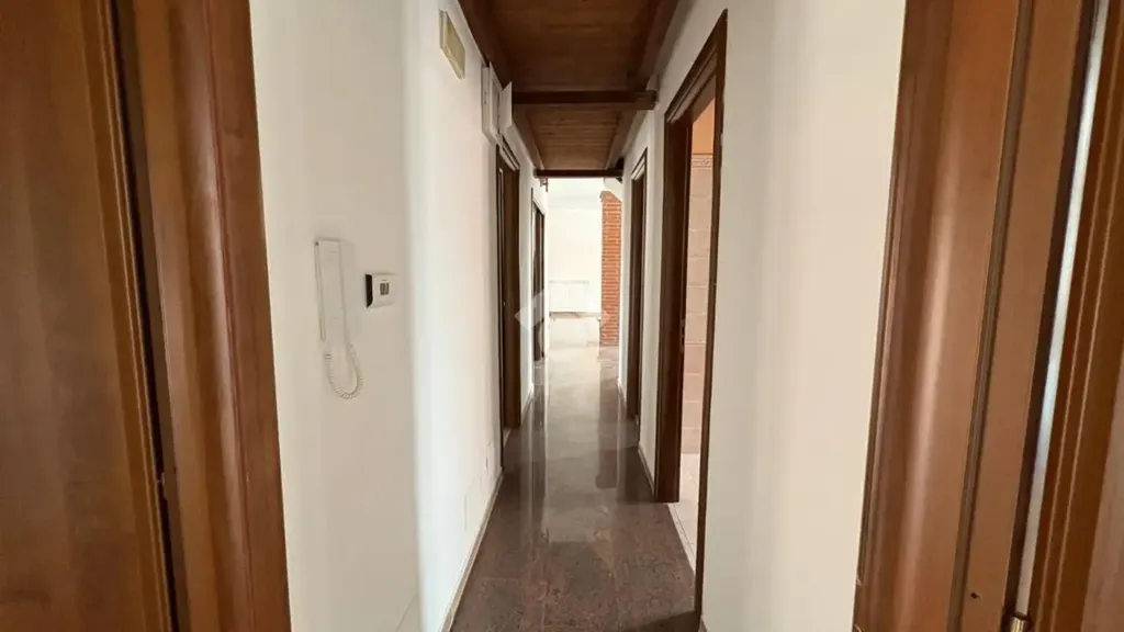 Hallway - Spacious 4-Bedroom Apartment in Sozzago
