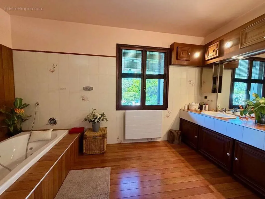 Salles de bain - Maison Contemporaine avec Piscine et Jardin à Proximité des Écoles