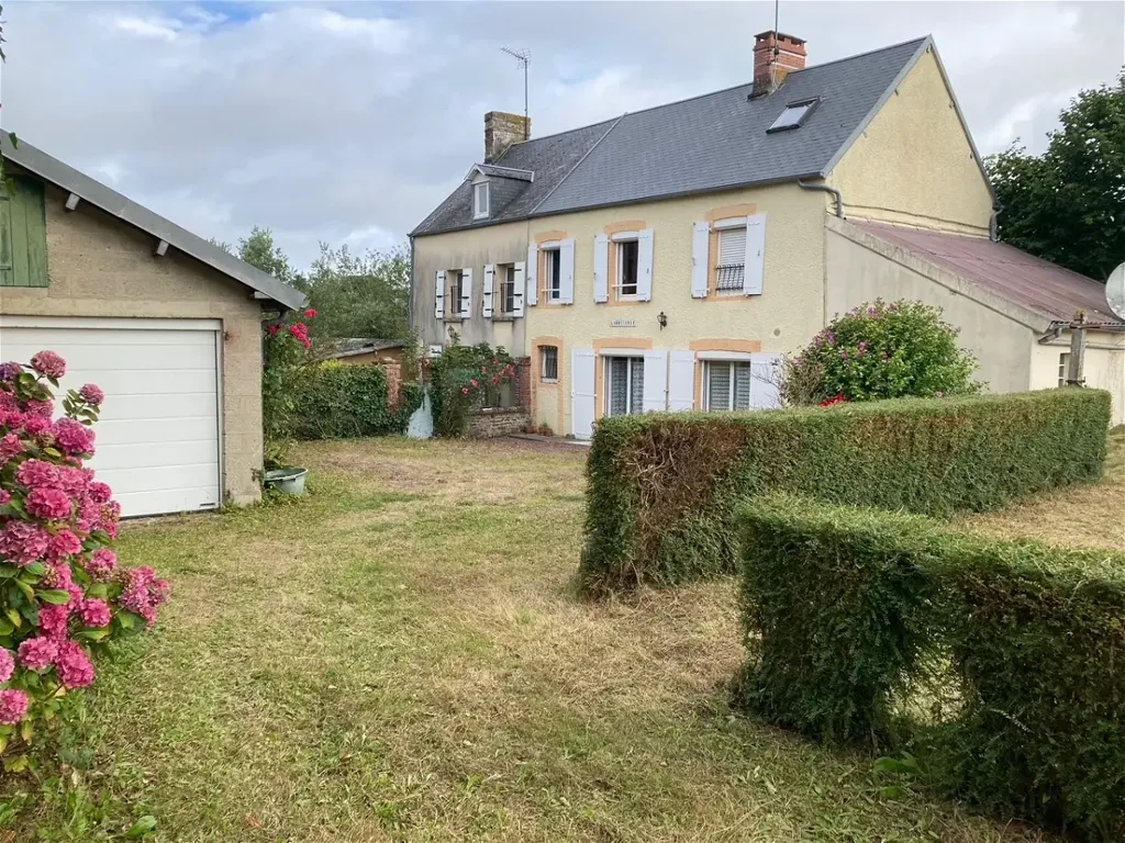 Extérieur - Maison en Pierre à Bréhal avec Cheminée