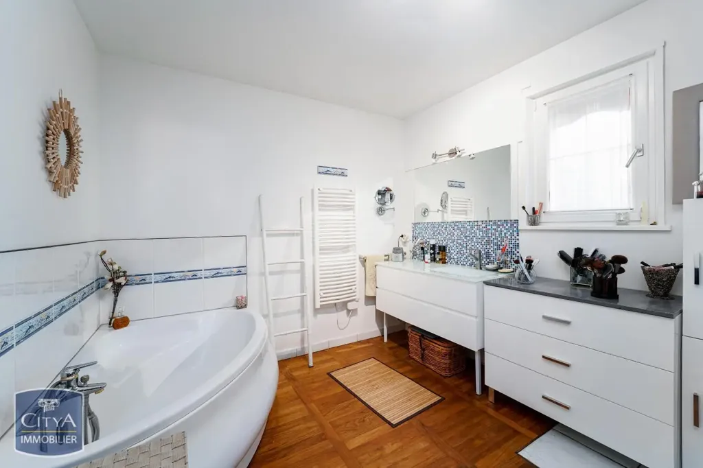 Salles de bain - Maison avec Piscine et Jardin à Vichy