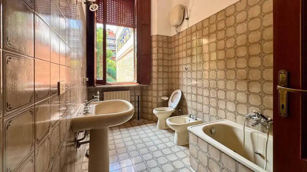 Bagni - Classic-Style Trilocale with Courtyard View in Ancona