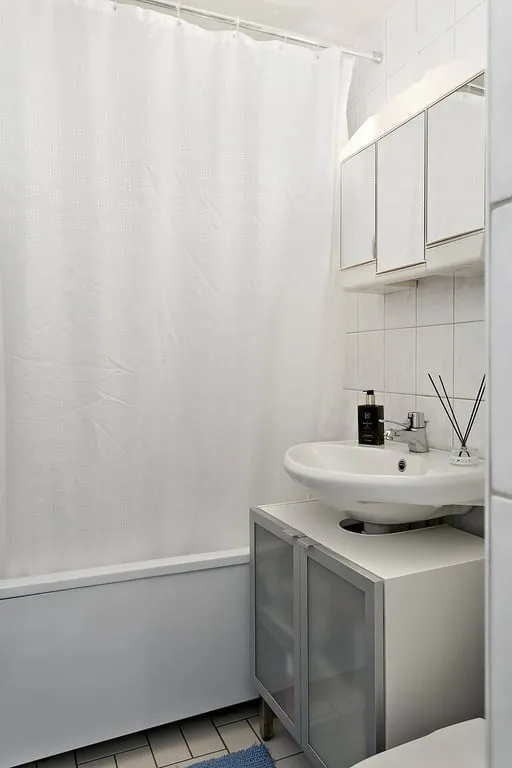 Salles de bain - Bright Two-Bedroom with Balcony in Göteborg