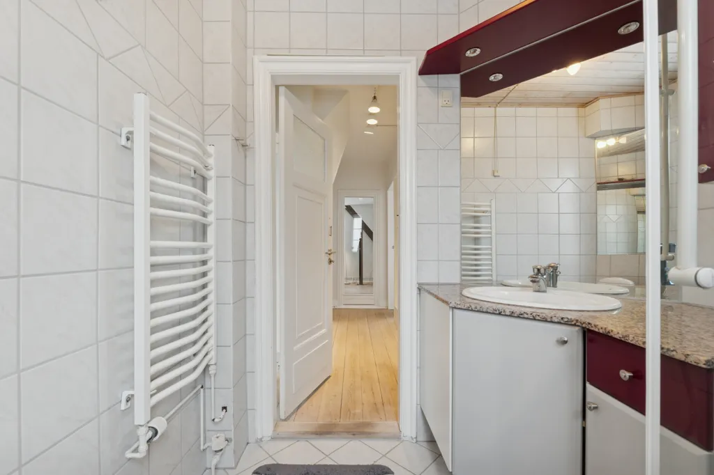 Bathrooms - Light-Filled Apartment with Balcony in Odense M