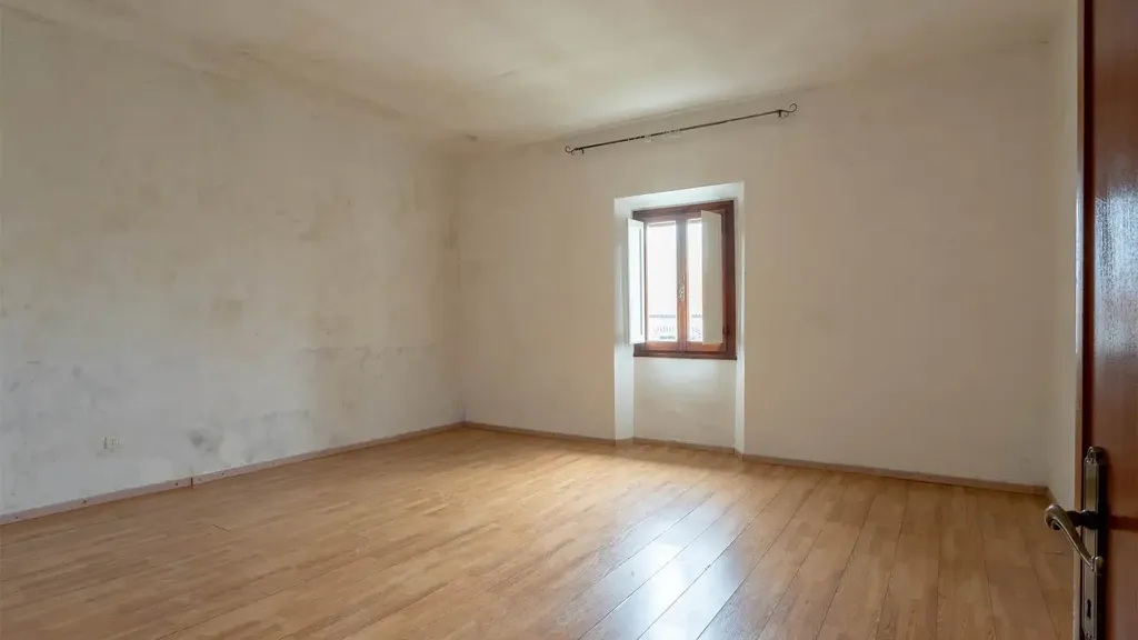 Pièces - Three-Bedroom Apartment with Garden in Signa