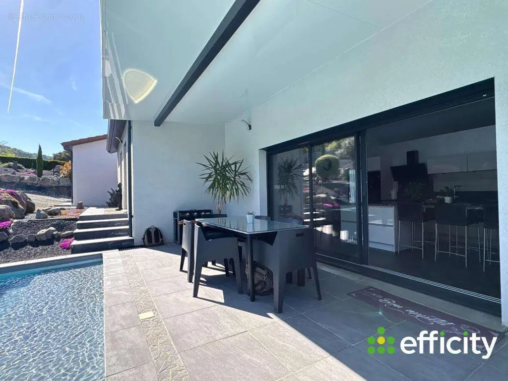 Piscine - Villa Contemporaine avec Piscine à Montbrison