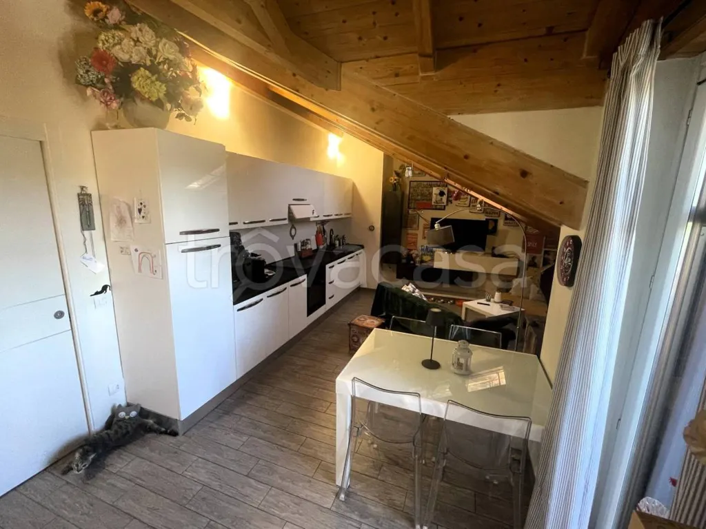 Cuisine - Modern Apartment with Balcony in Trofarello