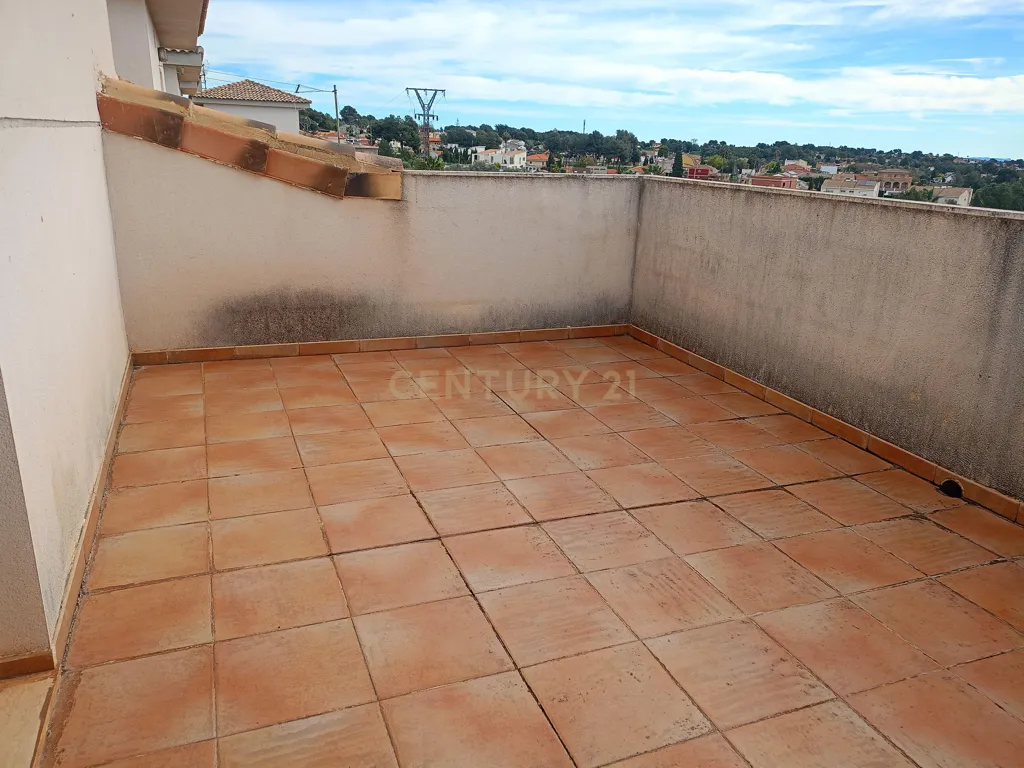 Terrass - Pareded Chalet with Large Parcel in Montserrat