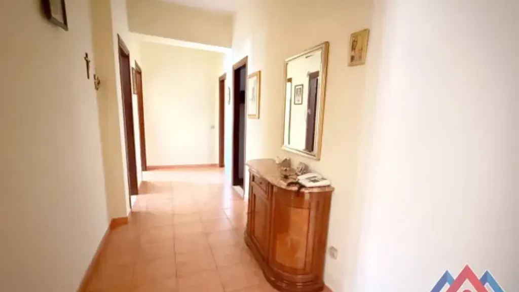 Entrée - Three-Bedroom Apartment with Balcony in Sora