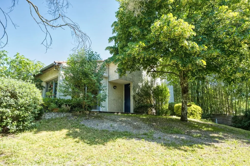 Giardino - Architectural House with Patio near Pessac