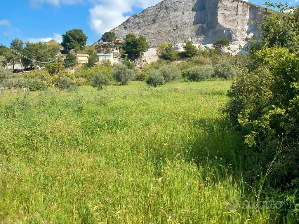 Jardin - Rustic Land with Buildings near Cefalù