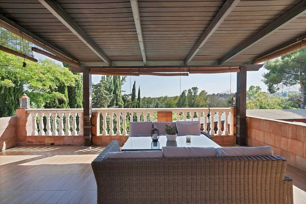 Terrass - Chalet with Pool in La Milla de Oro, Marbella