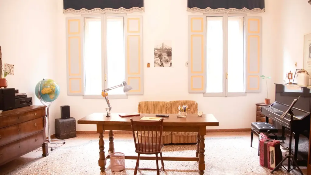 Bureau - Historic Apartment with High Ceilings in Bologna