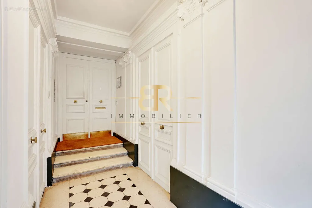 Esik - Bright 2-Bedroom Flat in Batignolles
