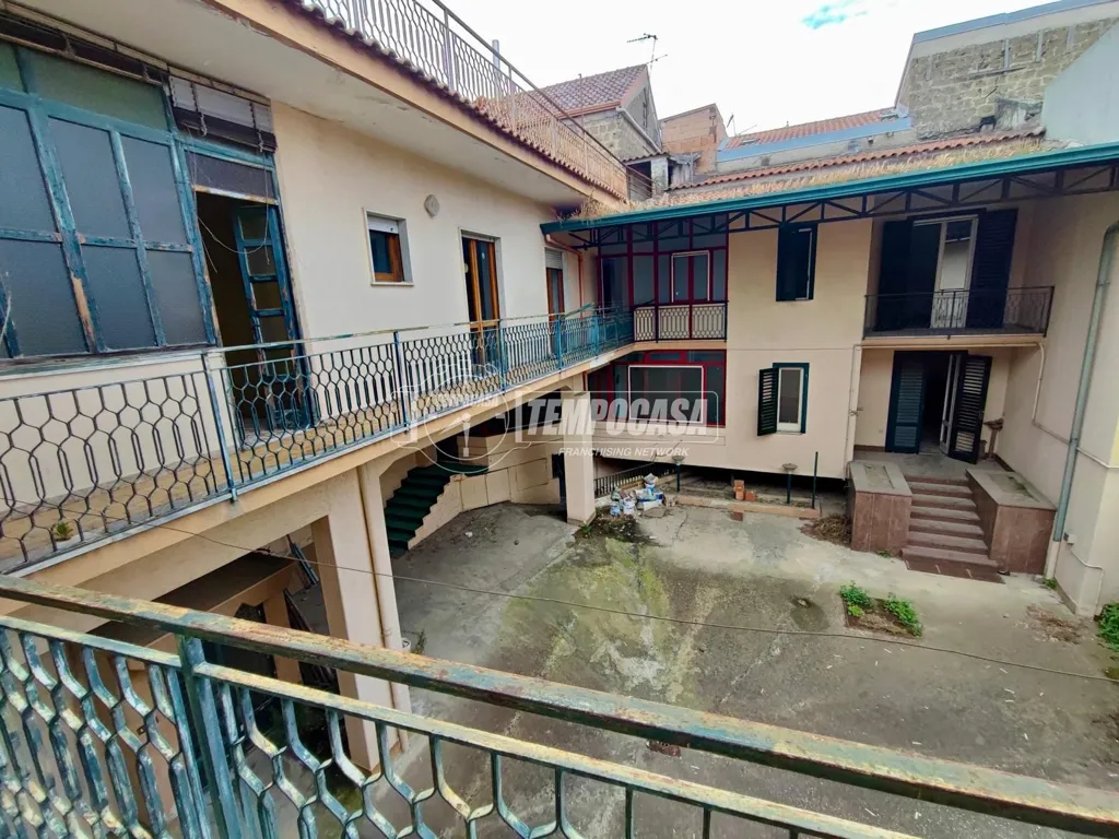 Giardino - Palazzo with Courtyard in Lusciano Centre