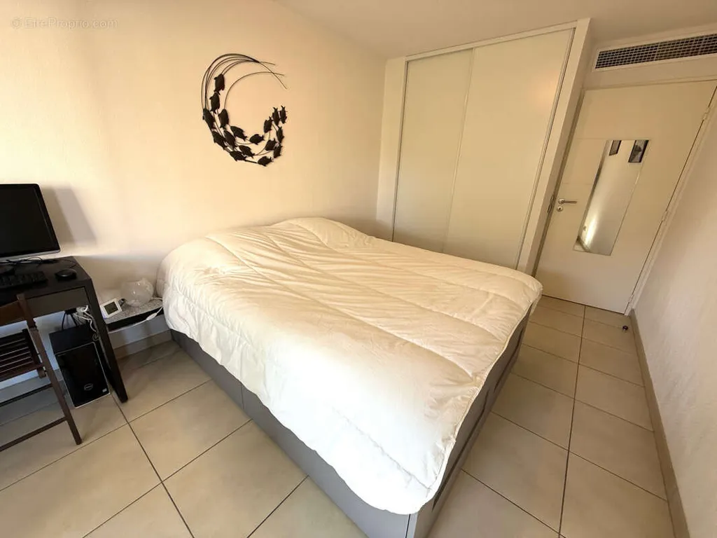 Chambres - Grand 2 Pièces avec Terrasse au Cœur de Cavalaire