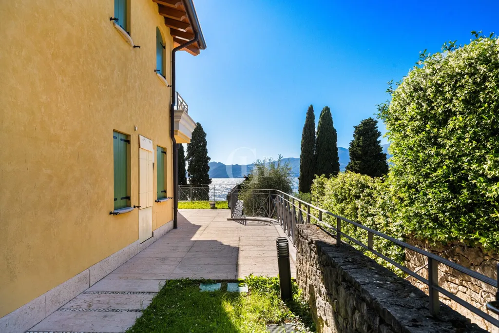 Giardino - Lakefront Apartment with Panoramic View in Torri del Benaco