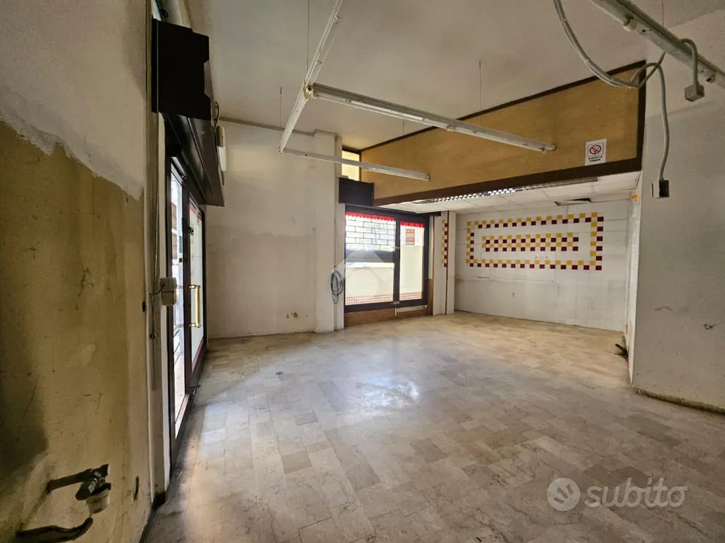 Toad - Commercial Space with Four Frontage Windows in Lumezzane