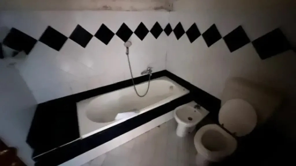 Salles de bain - Arched Two-Level Flat in Alessandria Centre