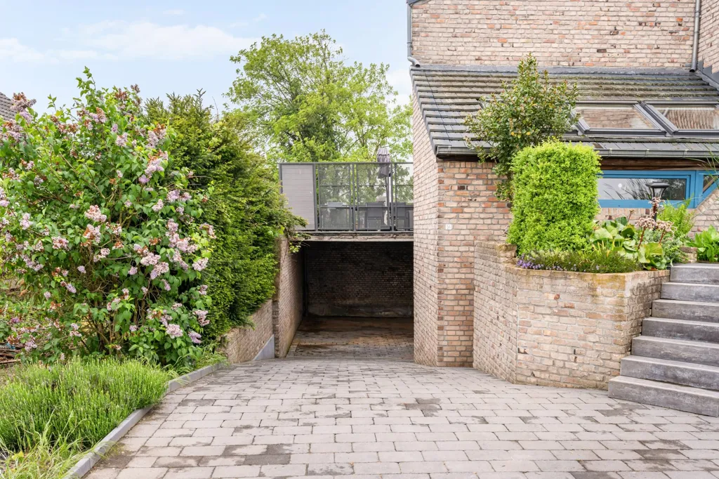 Giardino - Villa with Playful Architecture in Nieuwerkerken