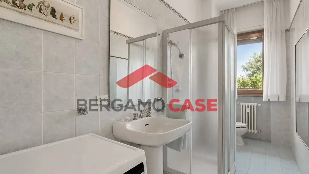 Bagni - Appartamento con tre balconi a Bergamo, zona stadio