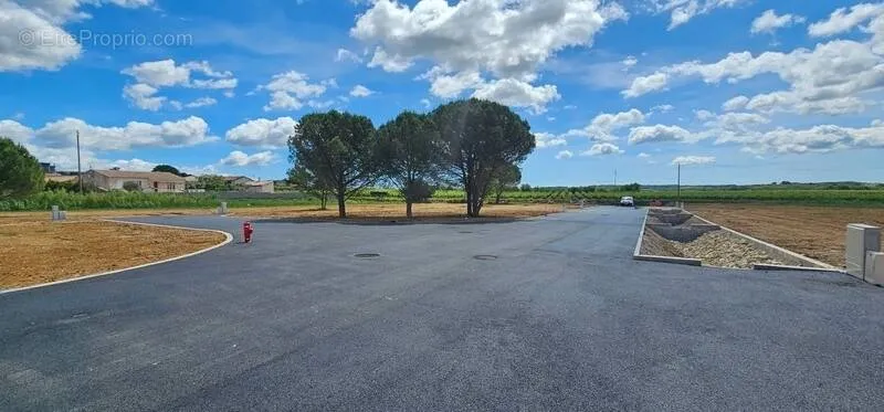 Extérieur - Terrain Viabilisé pour Activité Artisanale à Alignan-du-Vent